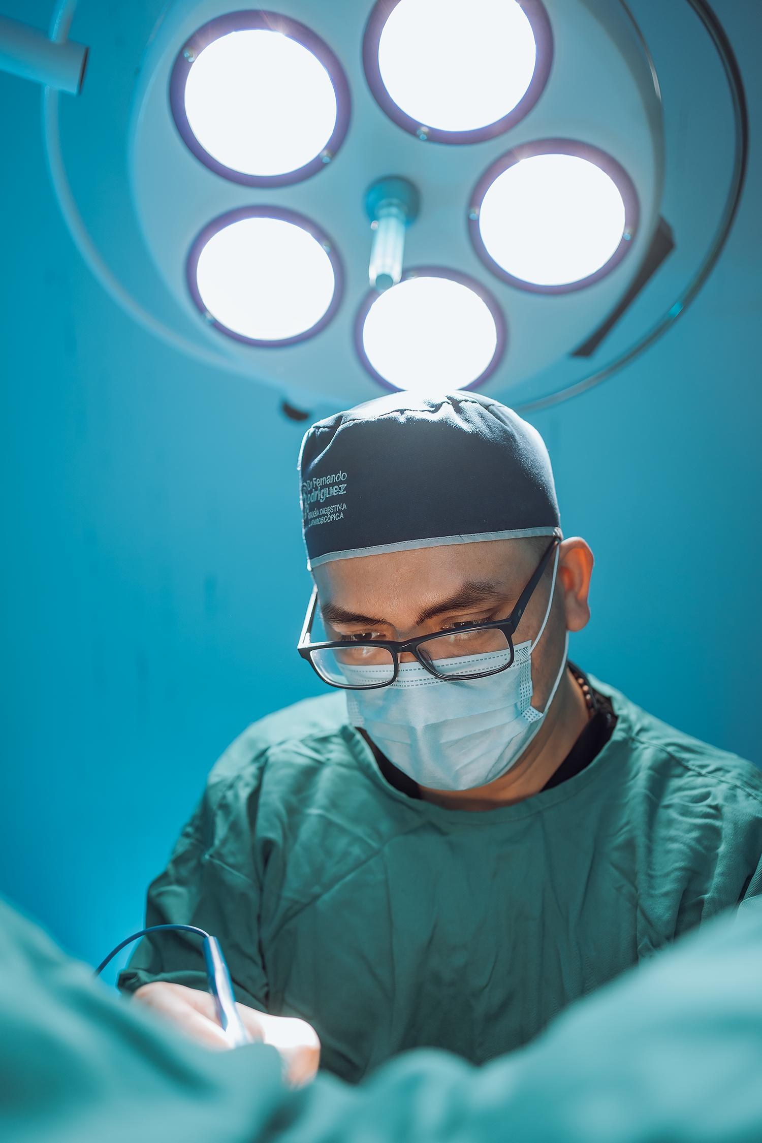Dr. Fernando Rodríguez operando en quirófano