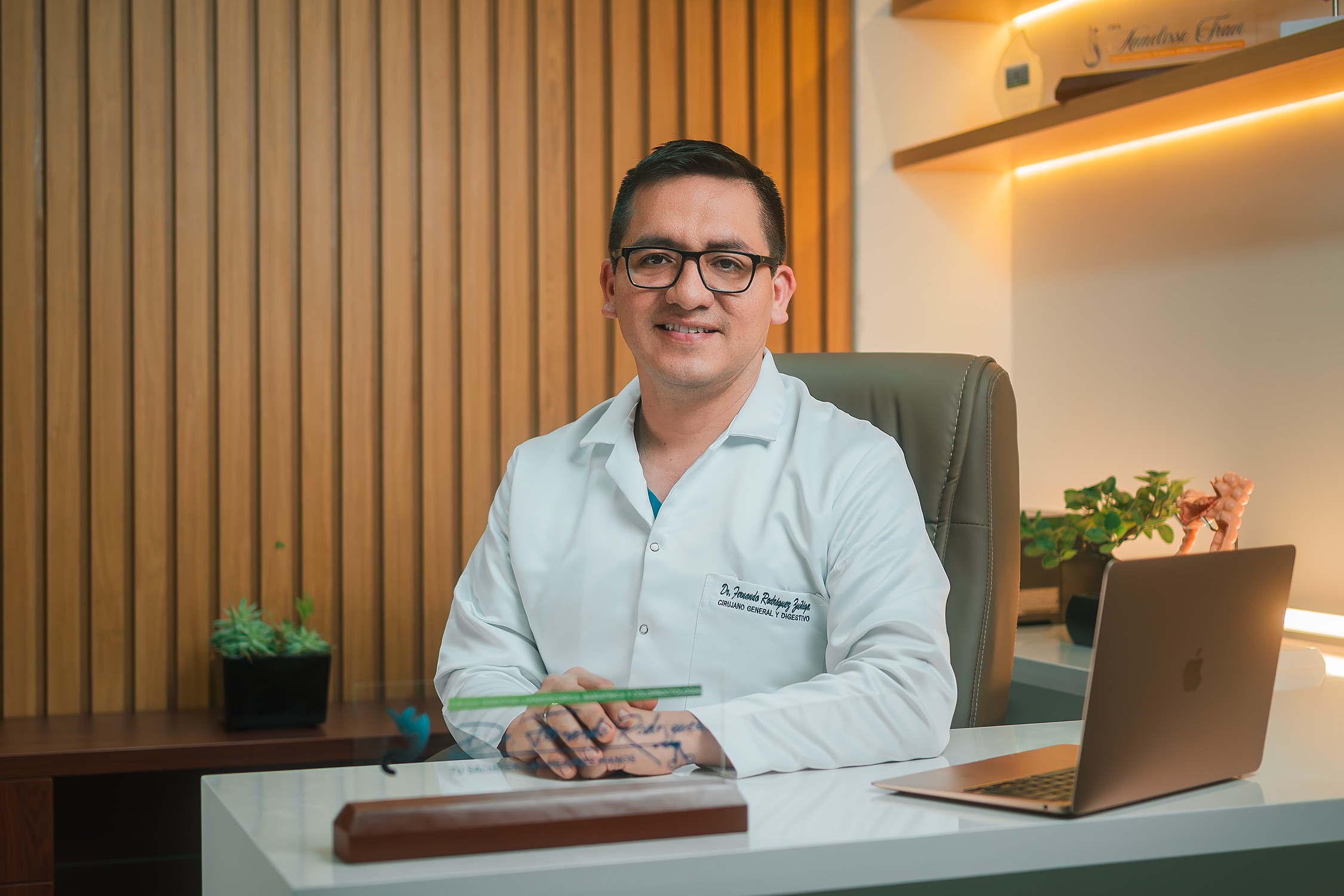 Dr. Fernando Rodríguez en su consultorio