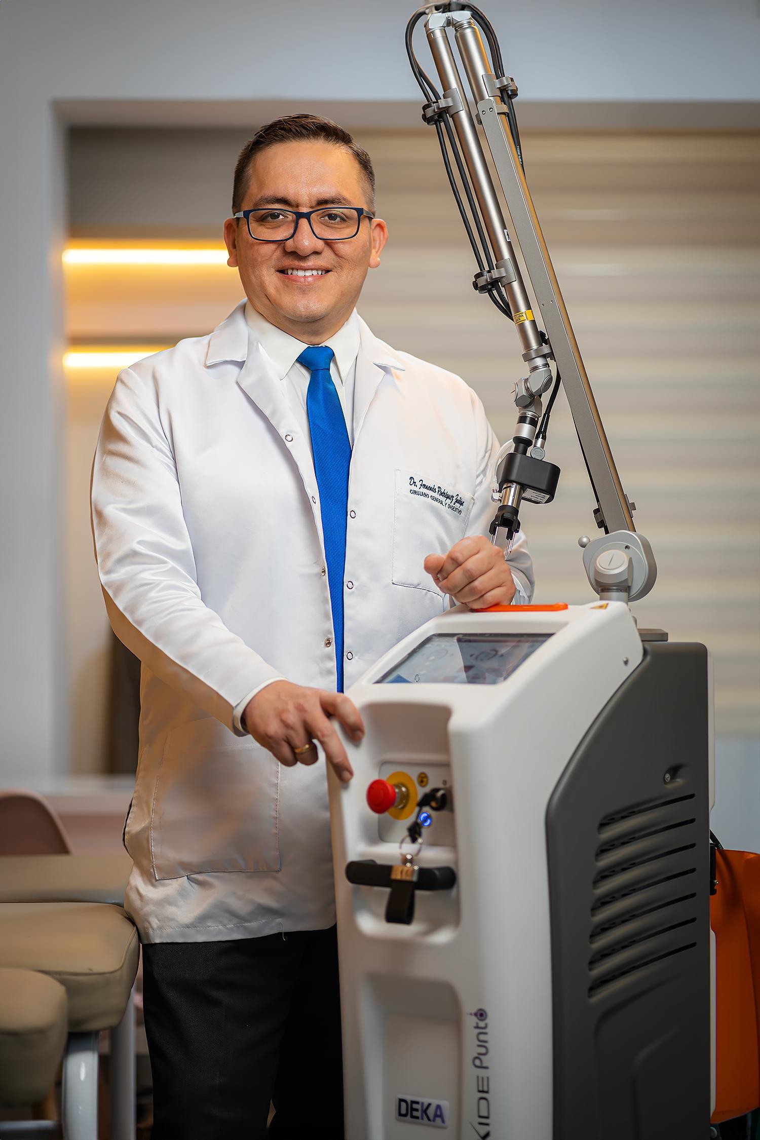 Dr. Fernando Rodríguez junto al equipo de láser CO₂ DEKA SmartXide