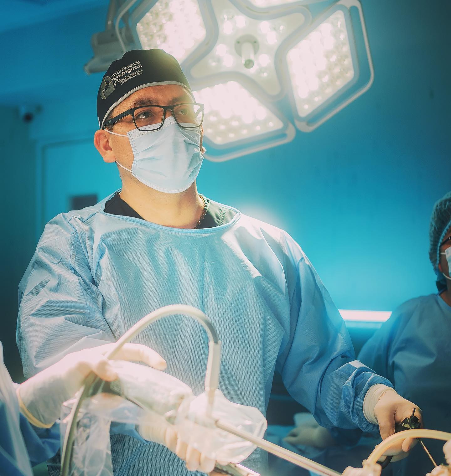 Dr. Fernando Rodríguez en su consultorio, con un modelo anatómico del recto y el ano