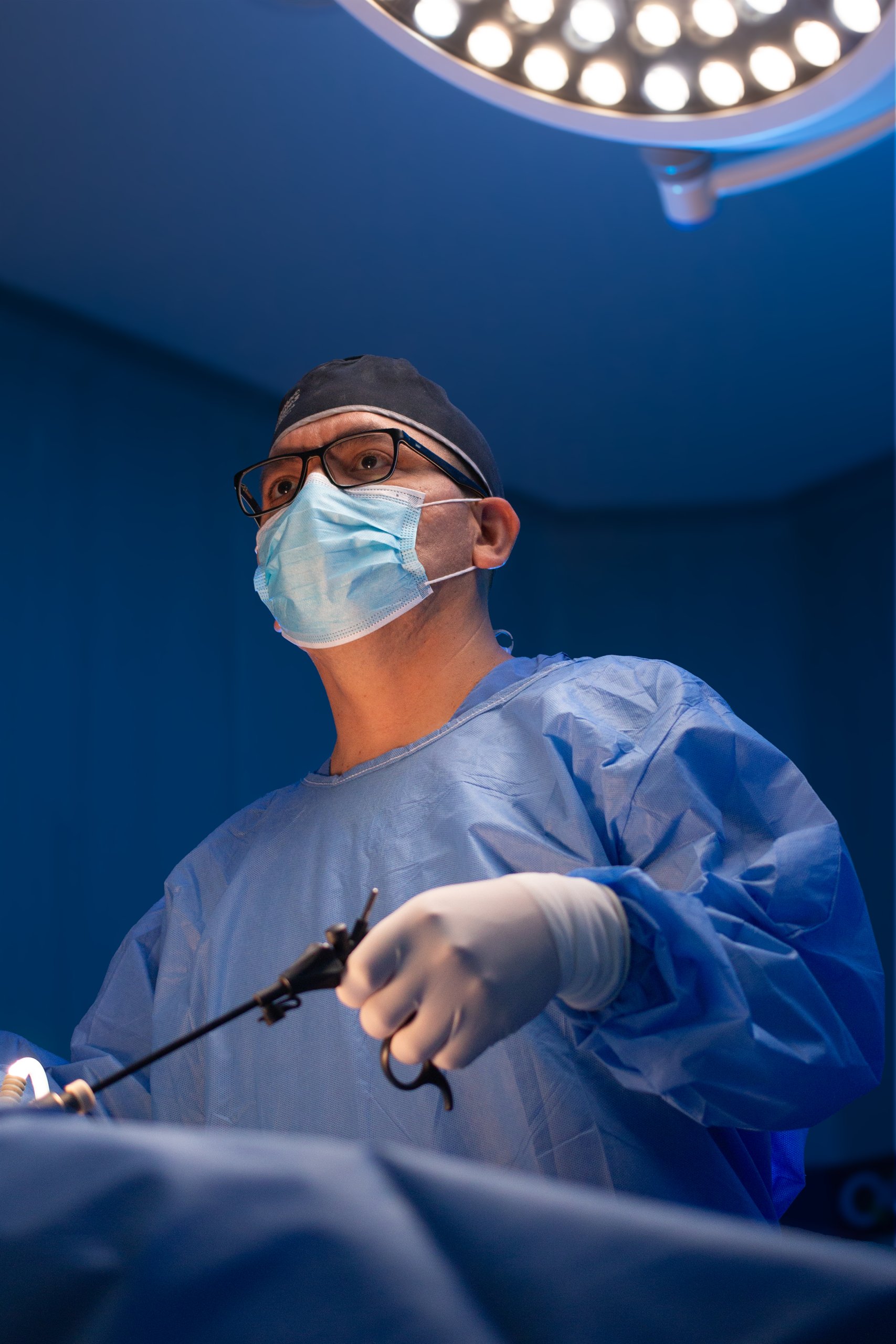Dr. Fernando Rodríguez en el quirófano