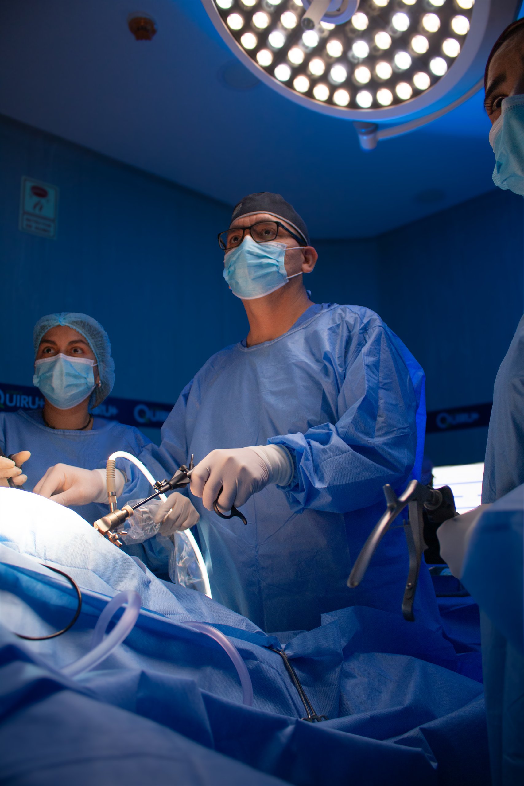 Dr. Fernando Rodríguez y su equipo durante una cirugía laparoscópica